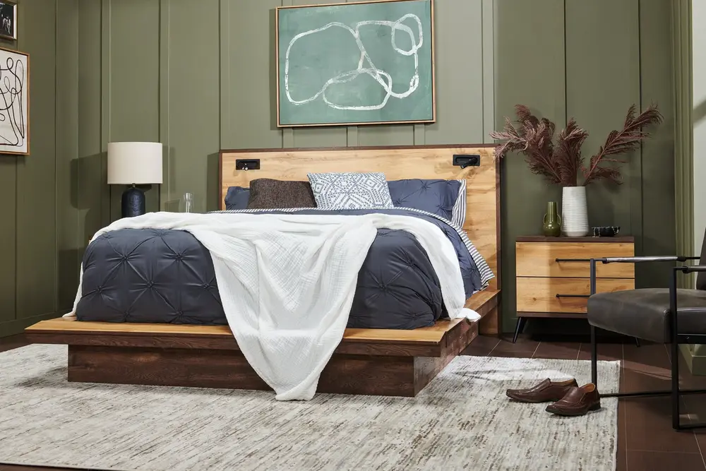 Modernes Schlafzimmer mit Holz und Naturtextilien