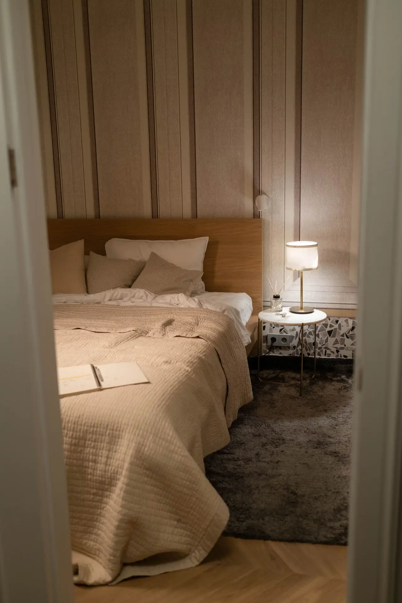 Platformbett mit niedriger Holzbasis