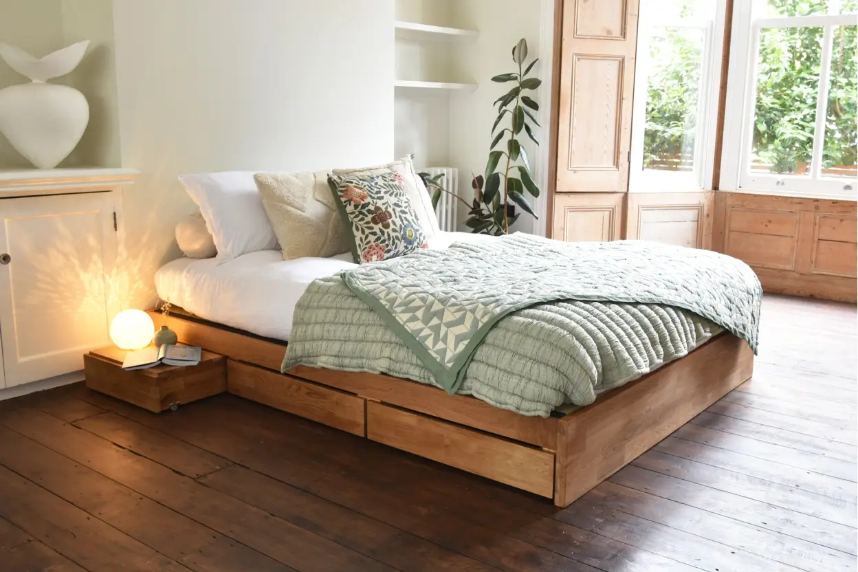 Klassischer Bettrahmen und niedriges Platformbett im Vergleich